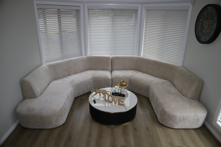 Bay window and sunken living gallery — photo 12
