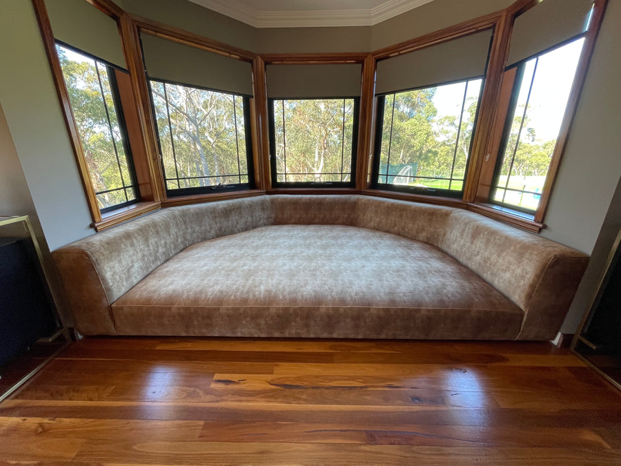 Bay window and sunken living gallery — photo 4