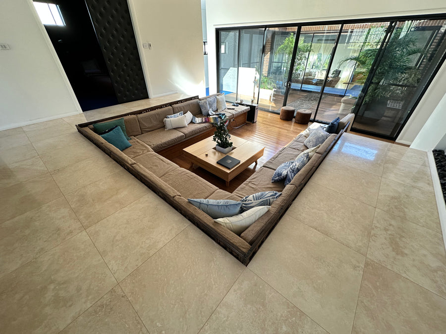Bay window and sunken living gallery — photo 5